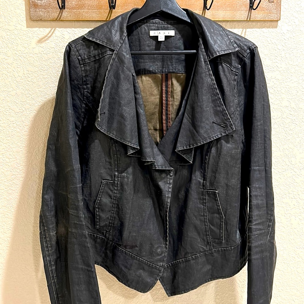 Stunning 100% Linen Jacket with layered collar and stylish details throughout